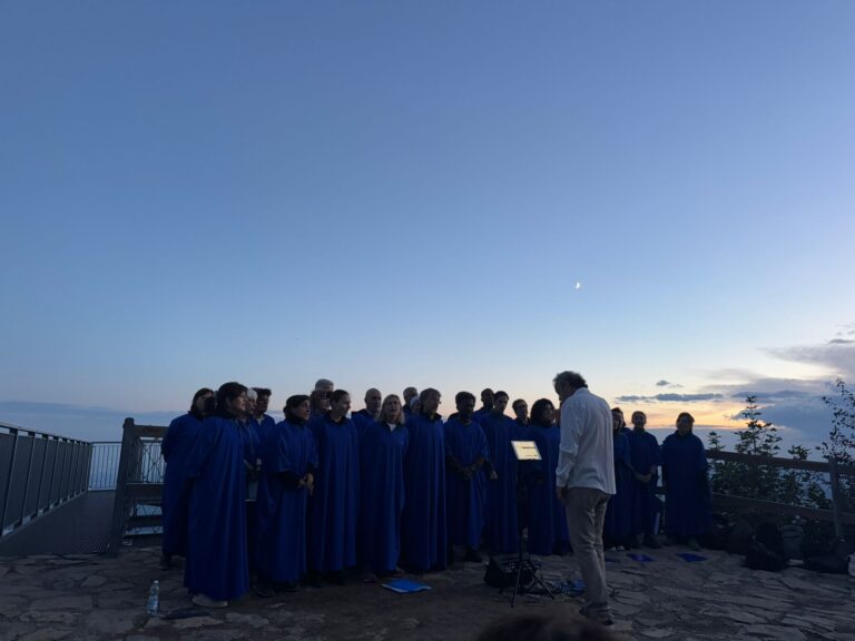 Coro gospel Sol Quair durante il concerto sulla piattaforma del Parco del Valentino ai Resinelli