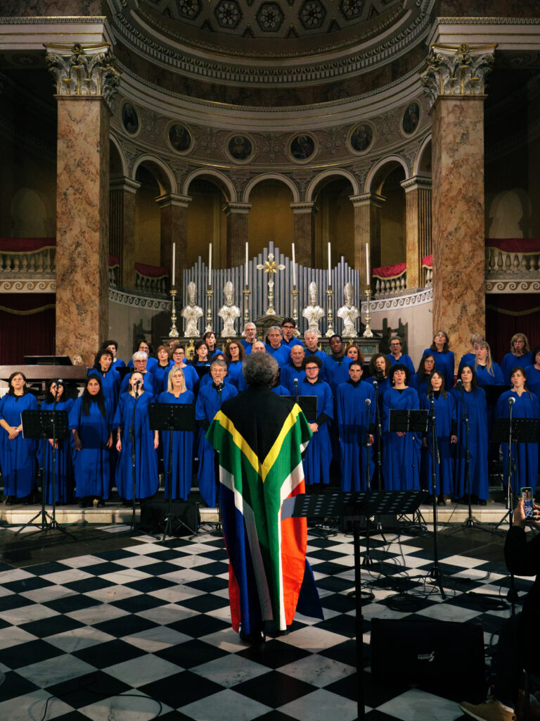 Coro gospel Sol Quair durante il concerto per i 30 anni di fondazione del coro nella basilica di San nicolò a Lecco