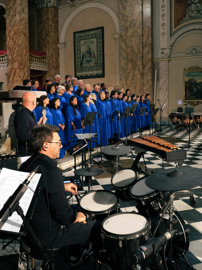 Coro gospel Sol Quair durante il concerto per i 30 anni di fondazione del coro nella basilica di San nicolò a Lecco
