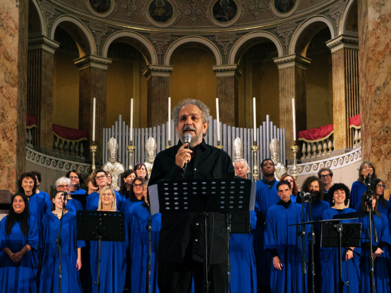 Coro gospel Sol Quair durante il concerto per i 30 anni di fondazione del coro nella basilica di San nicolò a Lecco
