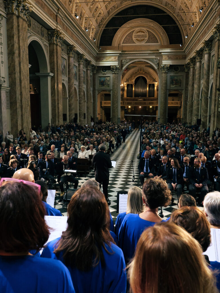 Coro gospel Sol Quair durante il concerto per i 30 anni di fondazione del coro nella basilica di San nicolò a Lecco