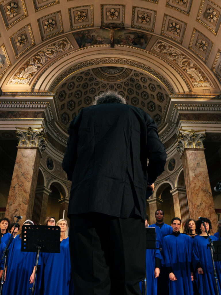 Coro gospel Sol Quair durante il concerto per i 30 anni di fondazione del coro nella basilica di San nicolò a Lecco