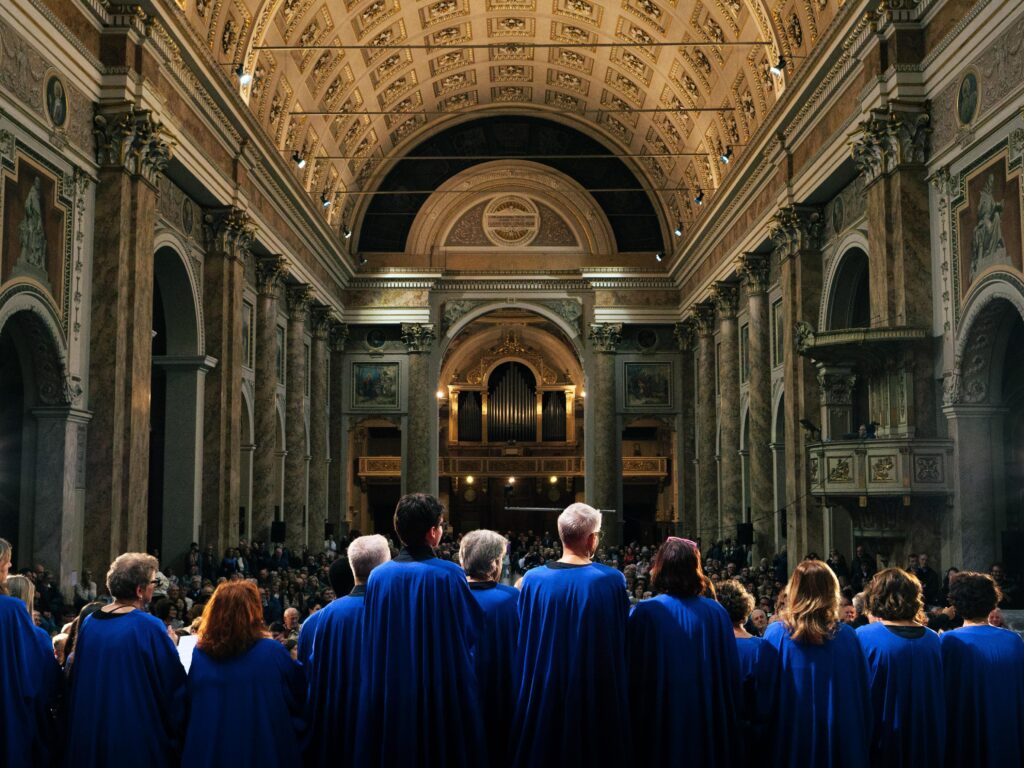 Coro gospel Sol Quair durante il concerto per i 30 anni di fondazione del coro nella basilica di San nicolò a Lecco