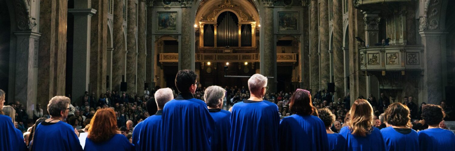 Coro gospel Sol Quair durante il concerto per i 30 anni di fondazione del coro nella basilica di San nicolò a Lecco