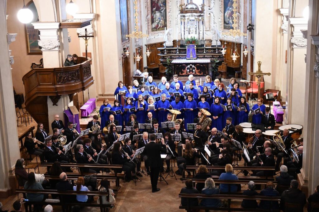 Coro gospel Sol Quair durante un concerto con il corpo musicale Mons. G. Nava
